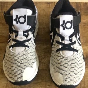 Nike Kd Kevin Durant size 2Y they’re in excellent conditions plenty of life left